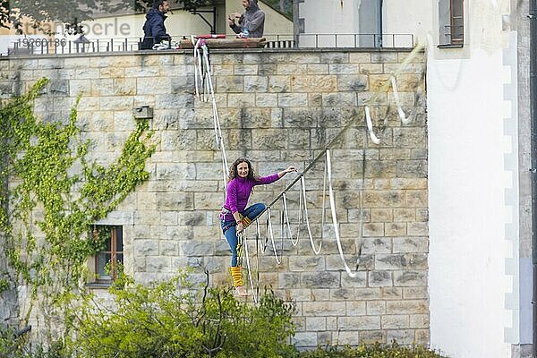 Highline- und Familienfest in Hohnstein Über den Dächern Hohnsteins und zwischen Sandsteinfelsen sind Highlines gespannt  über welche wagemutige Extremsportler balancieren