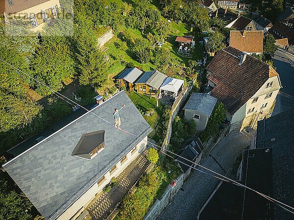 Highline- und Familienfest in Hohnstein Über den Dächern Hohnsteins und zwischen Sandsteinfelsen sind Highlines gespannt  über welche wagemutige Extremsportler balancieren