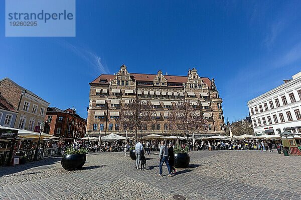 Malmö  Schweden  20. April 2019: Historische Gebäude und Menschen in Cafés und Restaurants auf dem Kleinen Platz  Europa