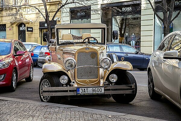 Prag  Tschechische Republik  17. März 2017: Ein Oldtimer  der für Sightseeing Touren genutzt wird  parkt im historischen Stadtzentrum  Europa