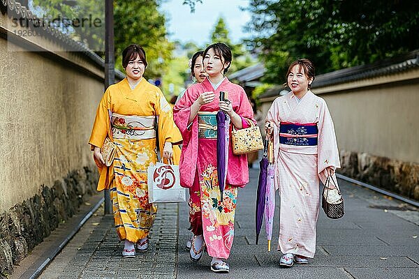 Junge Frau in einem Kimono in den Straßen von Kyoto an einem warmen Frühlingstag  Kyoto  Japan  Asien