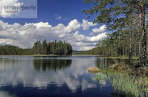 Wolken über einem idyllischen See in Schweden  Clouds over a swedish lake  Västra Sundsjoen  Värmlands Län