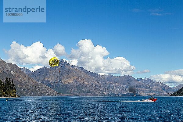 Queenstown  Neuseeland  26. März 2105: Ein Parasailingboot auf dem Lake Wakatipu  von Queenstown aus gesehen  Ozeanien