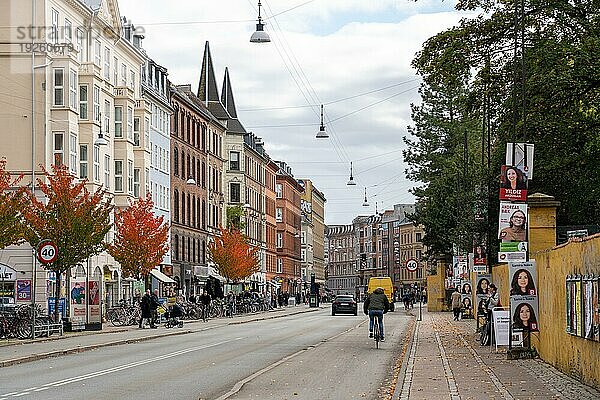 Kopenhagen  Dänemark  18. Oktober 2022: Menschen  Autos und Geschäfte auf der Norrebrogade im Stadtteil Norrebro  Europa