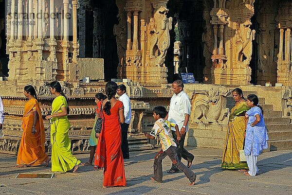 Indische Frauen  Männer und Kinder im Vitthala Tempel in Hampi  Süd-Indien