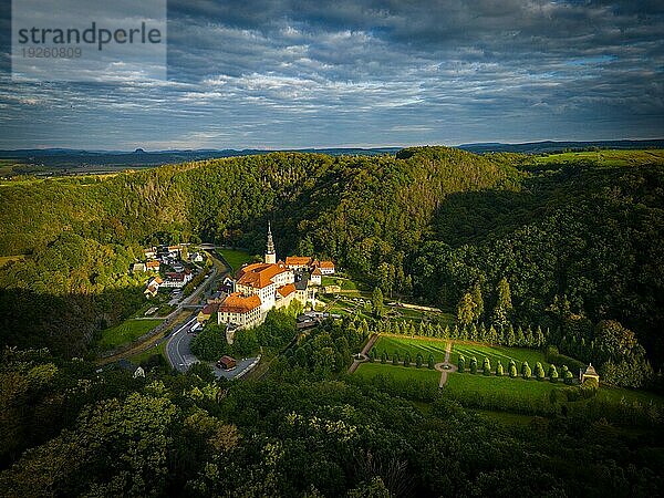 Schloss Weesenstein erhebt sich auf einem Felsvorsprung aus Knotenglimmerschiefer mit Quarziteinlagerungen über dem Tal der Müglitz etwa 3 km südlich von Dohna im Ortsteil Weesenstein der Gemeinde Müglitztal