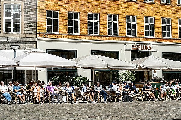 Kopenhagen  Dänemark  13. September 2021: Menschen in Straßencafés auf dem Gammel Torv Platz im historischen Stadtzentrum an einem sonnigen Tag  Europa