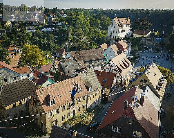 Highline- und Familienfest in Hohnstein Über den Dächern Hohnsteins und zwischen Sandsteinfelsen sind Highlines gespannt  über welche wagemutige Extremsportler balancieren