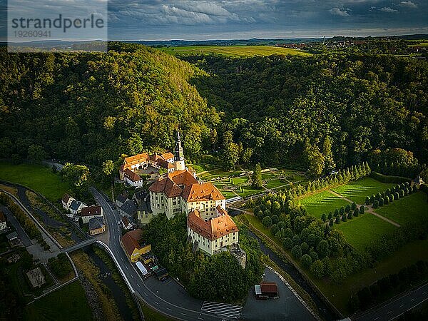 Schloss Weesenstein erhebt sich auf einem Felsvorsprung aus Knotenglimmerschiefer mit Quarziteinlagerungen über dem Tal der Müglitz etwa 3 km südlich von Dohna im Ortsteil Weesenstein der Gemeinde Müglitztal