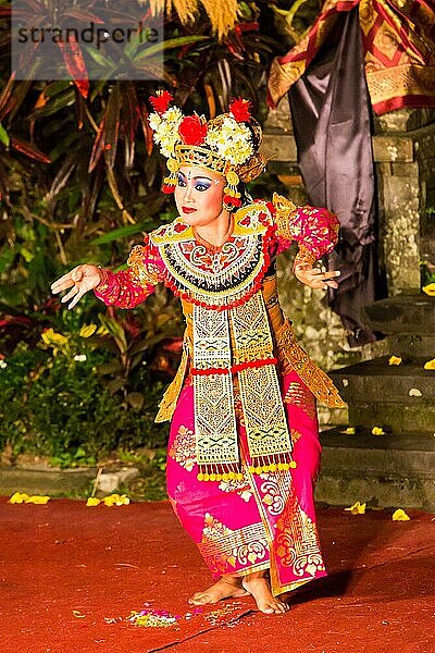 UBUD  BALI  INDONESIEN  SEP 5  2014: Eine traditionelle balinesische Show im Zentrum von Ubud  Bali  Indonesien  Asien