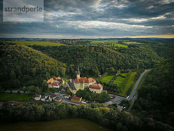 Schloss Weesenstein erhebt sich auf einem Felsvorsprung aus Knotenglimmerschiefer mit Quarziteinlagerungen über dem Tal der Müglitz etwa 3 km südlich von Dohna im Ortsteil Weesenstein der Gemeinde Müglitztal