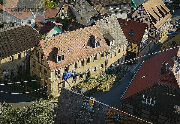 Highline- und Familienfest in Hohnstein Über den Dächern Hohnsteins und zwischen Sandsteinfelsen sind Highlines gespannt  über welche wagemutige Extremsportler balancieren