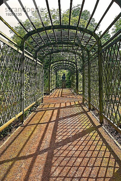 Die drei Dornburger Schlösser liegen am Rand eines Muschelkalkfelsenplateaus über der Saale  nördlich von Jena im Bundesland Thüringen. Sie sind ein einzigartiges Schloss- und Gartenensemble  das auch ein beliebter Aufenthaltsort Goethes war