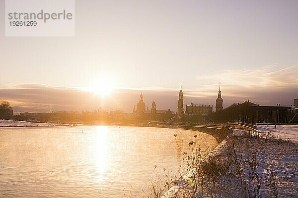 Sonnenaufgang am Elbufer in Dresden