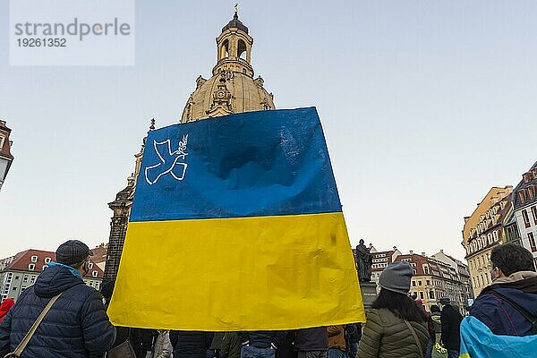 In Dresden versammelten sich ca. 3.000 Menschen auf dem Neumarkt vor der Frauenkirche. Auf Plakaten und Spruchbändern forderten sie unter anderem Stoppt den Krieg und Freiheit für die Ukraine und bekundeten ihre Solidarität mit den Menschen in der Ukraine