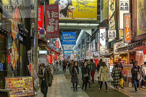 Osaka  Japan  09. Dezember 2014: Eine Gruppe von Menschen in einer überdachten Einkaufspassage im Stadtteil Dotonbori  Asien