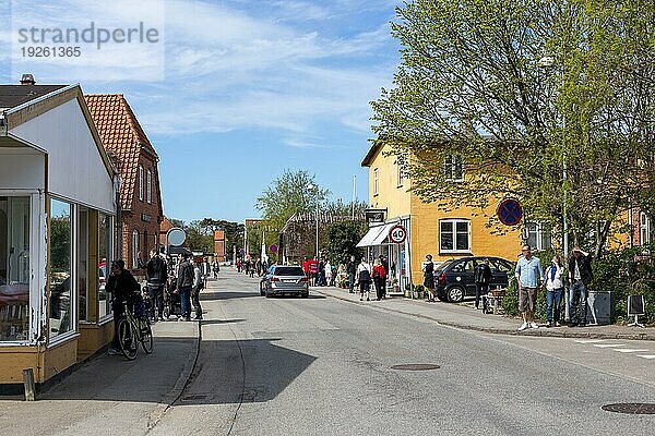 Liseleje  Dänemark  5. Mai 2018: Menschen in den Straßen des charmanten Dorfes Liseleje  Europa