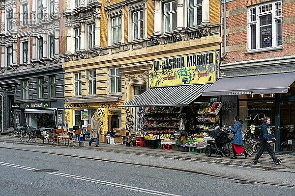 Kopenhagen  Dänemark  18. Oktober 2022: Menschen gehen an einem Obst und Gemüseladen in der Norrebrogade im Stadtteil Norrebro vorbei  Europa