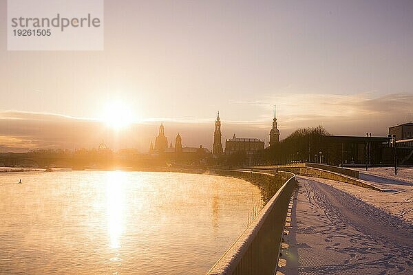 Sonnenaufgang am Elbufer in Dresden