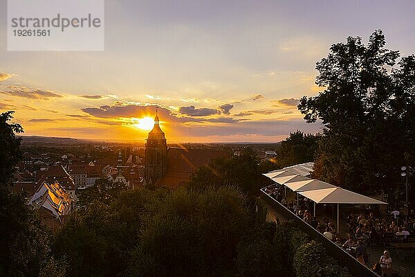 Blick von der Festung Sonnenstein mit dem Burggarten über die Stadtkirche St. Marien  über die Altstadt von Pirna an einem Sommerabend