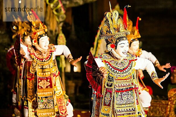 UBUD  BALI  INDONESIEN  SEP 5  2014: Eine traditionelle balinesische Show im Zentrum von Ubud  Bali  Indonesien  Asien