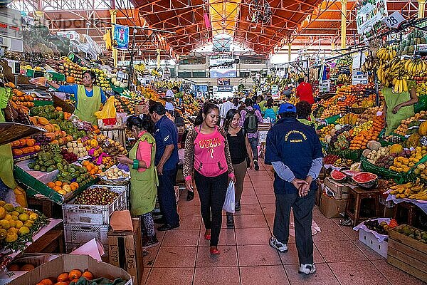 Arequipa  Peru  20. Oktober 2015: Menschen im riesigen Gebäude des San Camillo Marktes  Südamerika