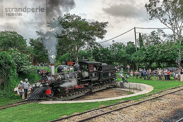 Tiradentes  Brasilien  30. Dezember 2015: Alter May Smoke Zug in Tiradentes  einer kolonialen Unesco Welterbestadt. Der Zug steht auf einer sich drehenden Weiche  mit der er in die richtige Richtung manövriert wird  Südamerika