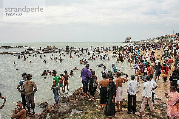 Kanyakumari  Indien  16. Januar 2011: Gruppe von Menschen beim Baden am örtlichen Strand  Asien