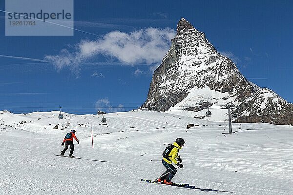 Zermatt  Schweiz  12. April 2017: Menschen beim Skifahren vor dem berühmten Matterhorn  Europa