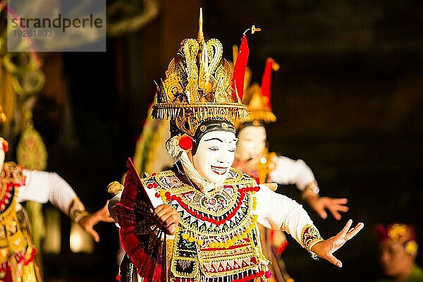 UBUD  BALI  INDONESIEN  SEP 5  2014: Eine traditionelle balinesische Show im Zentrum von Ubud  Bali  Indonesien  Asien