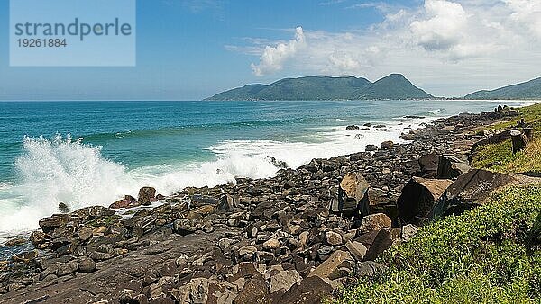 Felsen am Strand von Armacao in Florianopolis  Santa Catarina  Brasilien. Eines der wichtigsten touristischen Ziele in der südlichen Region