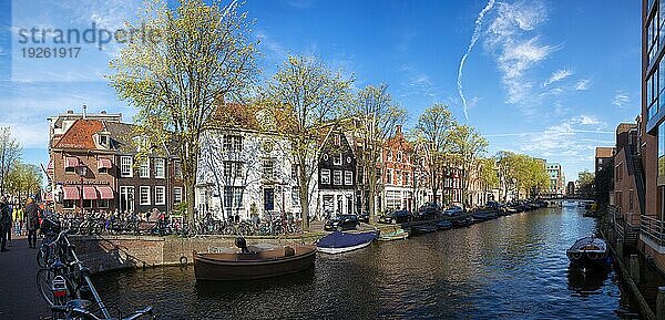 Panorama der Lijnbaansgracht in Amsterdam  Niederlande im Frühling. Panorama der Lijnbaansgracht in der Innenstadt von Amsterdam  Niederlande im Frühling