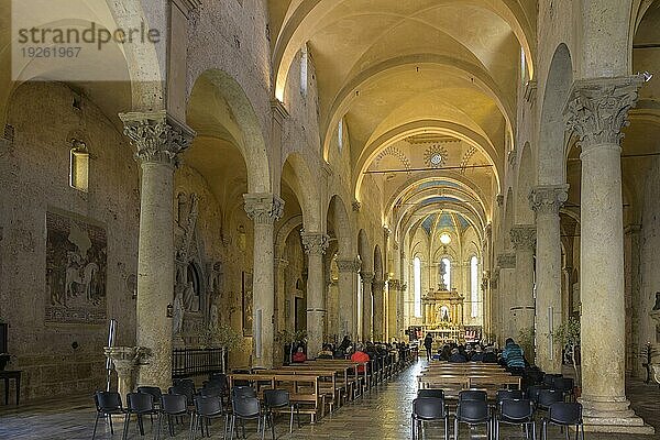 Innenansicht der Kathedrale di San Cerbone während einer Messe am Gründonnerstag  Massa Marittima  Provinz Grosseto  Italien  Europa