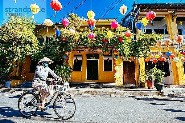 HOI AN  VIETNAM  24. SEPTEMBER 2018: Einheimische pendeln während der Hauptverkehrszeit in der UNESCO Kulturerbestadt Hoi An in der Provinz Quang Nam in Vietnam