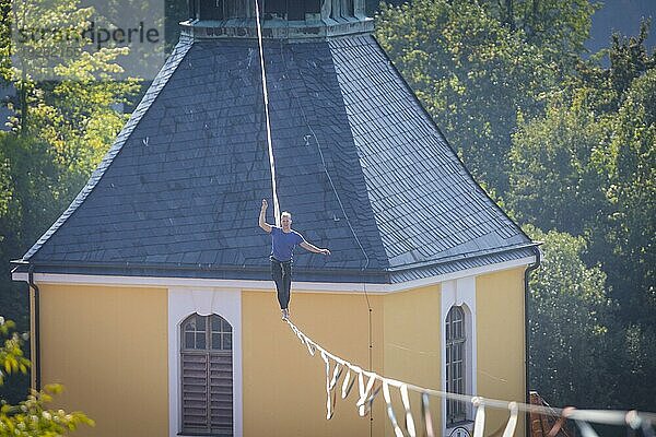 Highline- und Familienfest in Hohnstein Über den Dächern Hohnsteins und zwischen Sandsteinfelsen sind Highlines gespannt  über welche wagemutige Extremsportler balancieren