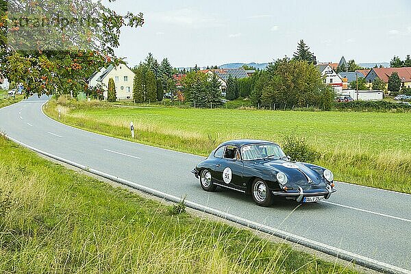 Eine Ausfahrt für Oldtimer-Fahrzeuge. Es wird der geschickte Umgang mit dem Fahrzeug  das Auffinden der Strecke mittels Roadbook sowie die gleichmäßige Fahrweise bewertet. Die Streckenführung  die Zeit- und Durchfahrtskontrollen sowie Wertungsprüfungen werden durch das Roadbook und die Bordkarte vorgegeben. Porsche 356 BT6 Super 90 1962
