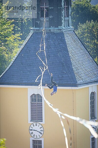 Highline- und Familienfest in Hohnstein Über den Dächern Hohnsteins und zwischen Sandsteinfelsen sind Highlines gespannt  über welche wagemutige Extremsportler balancieren