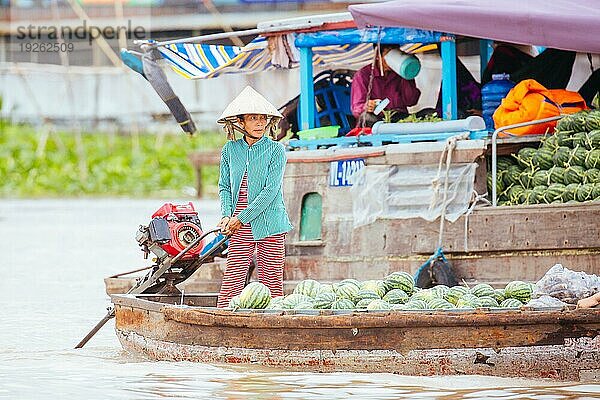 Mekongdelta Vietnam  28. September 2018: Nicht identifizierte vietnamesische Person  die mit einem Boot unterwegs ist  während sie ihrer Arbeit auf dem Mekongfluss in Vietnam nachgeht