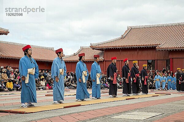 Okinawa  Japan  02. Januar 2015: Verkleidete Menschen  die beim traditionellen Neujahrsfest auf der Burg Shuri jo eine Show für die Zuschauer aufführen  Asien