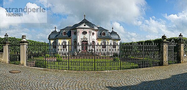 Die drei Dornburger Schlösser liegen am Rand eines Muschelkalkfelsenplateaus über der Saale  nördlich von Jena im Bundesland Thüringen. Sie sind ein einzigartiges Schloss- und Gartenensemble  das auch ein beliebter Aufenthaltsort Goethes war