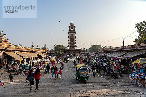 Jodhpur  Indien  9. Dezember 2019: Der Uhrenturm und die Menschen auf dem Sardar Markt im historischen Stadtzentrum  Asien