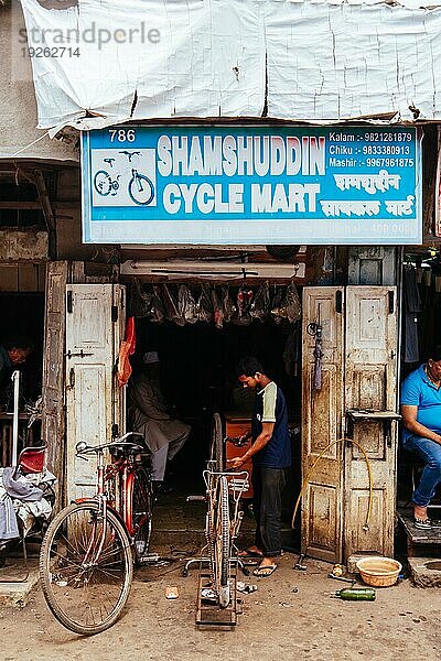 Ein Fahrradladen mit Mechaniker im Colaba Causeway Market in Mumbai  Mumbai  Indien  Asien