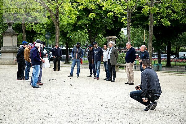 Paris  Frankreich  11. Mai 2017: Gruppe von Männern spielen Petanque in einem öffentlichen Park  Europa