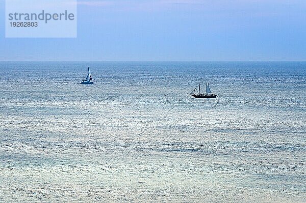 Dämmerung auf See mit Schiffssilhouette im blaün karibischen Meer in Aruba