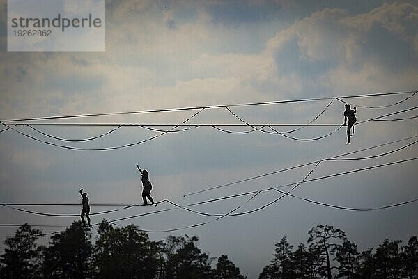 Highline- und Familienfest in Hohnstein Über den Dächern Hohnsteins und zwischen Sandsteinfelsen sind Highlines gespannt  über welche wagemutige Extremsportler balancieren