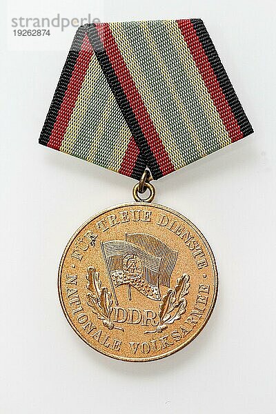 Nahaufnahme  Foto von einem Orden  Abzeichen oder einer Medailie aus der Zeit der DDR