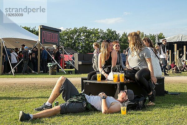 Roskilde  Dänemark  29. Juni 2016: Menschen unterhalten sich und genießen die Sonne an einer Bar beim Roskilde Festival  Europa