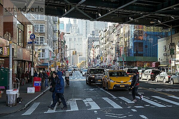 New York  Vereinigte Staaten von Amerika  11. November 2016: Menschen auf der Straße an der Manhattan Bridge im Stadtteil Chinatown  Nordamerika