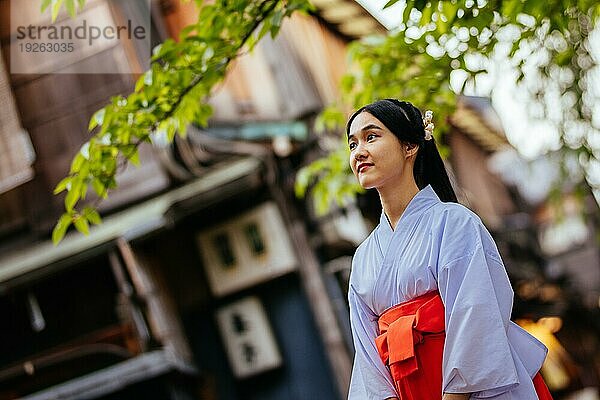 Junge Frau in einem Kimono in den Straßen von Kyoto an einem warmen Frühlingstag  Kyoto  Japan  Asien