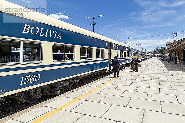 Oruro  Bolivien  30. Oktober 2015: Zug geparkt am Bahnhof mit Menschen auf dem Bahnsteig  Südamerika